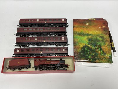 Lot 487 - A Hornby 00 gauge "Hogwarts Express"...
