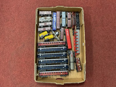 Lot 424 - A quantity of Marklin HO scale German rolling...