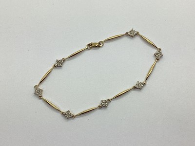 Lot 116 - A Dainty Illusion Set Cluster Bracelet, claw...