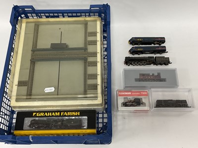 Lot 542 - A Small Quantity of 'N' Gauge Items with...