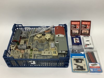 Lot 528 - A quantity of N gauge buildings and...