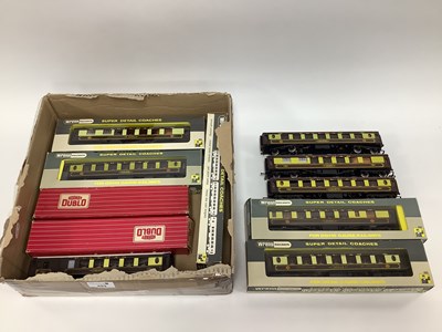 Lot 493 - Eleven 00 gauge Wrenn and Hornby-Dublo Pullman...