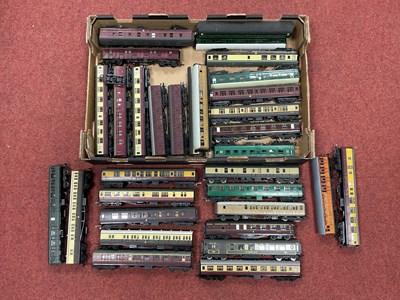 Lot 355 - Approximately thirty-three 00 gauge steam era...