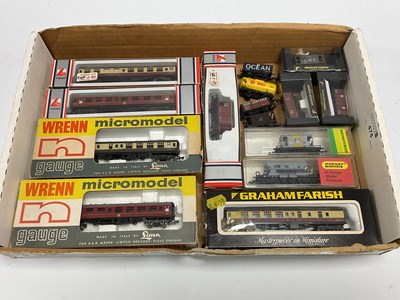 Lot 474 - Fifteen items of British outline N gauge...
