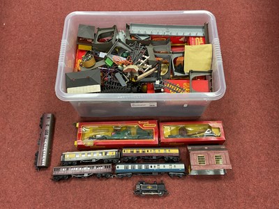 Lot 462 - A quantity of OO gauge model railway...