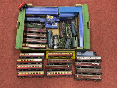 Lot 438 - A collection of Hornby-Dublo three-rail 00...