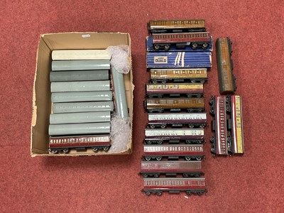Lot 504 - Approximately twenty Hornby-Dublo 00 gauge...