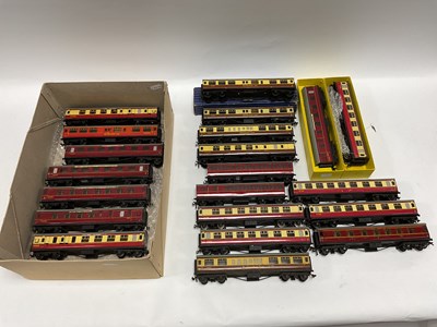 Lot 488 - Approximately twenty Hornby-Dublo "shorter"...
