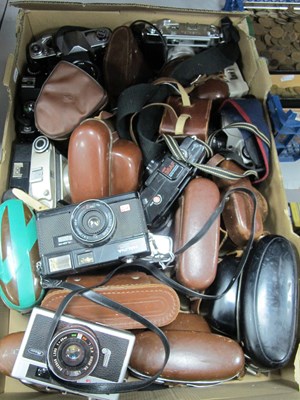 Lot 1074 - 35mm Film Cameras, to include Yashica Minister...