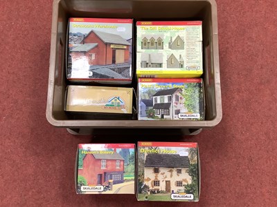 Lot 446 - Five Hornby Skaledale OO scale lineside...