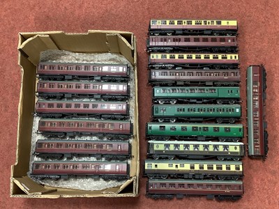 Lot 455 - Seventeen 00 gauge coaches including: twelve...