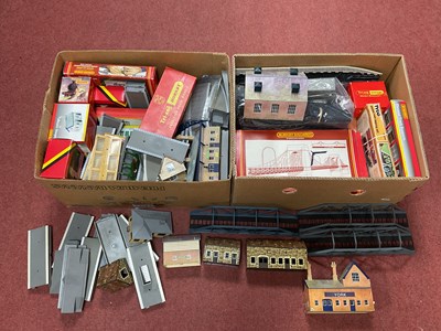 Lot 379 - Two boxes containing 00/HO railway buildings...