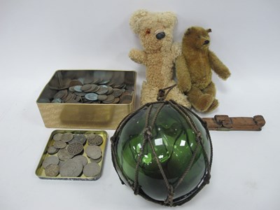 Lot 1390 - Vintage Collectables to include a fisherman...