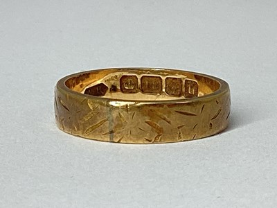 Lot 73 - An 18ct Gold Patterned Wedding Band, (finger...