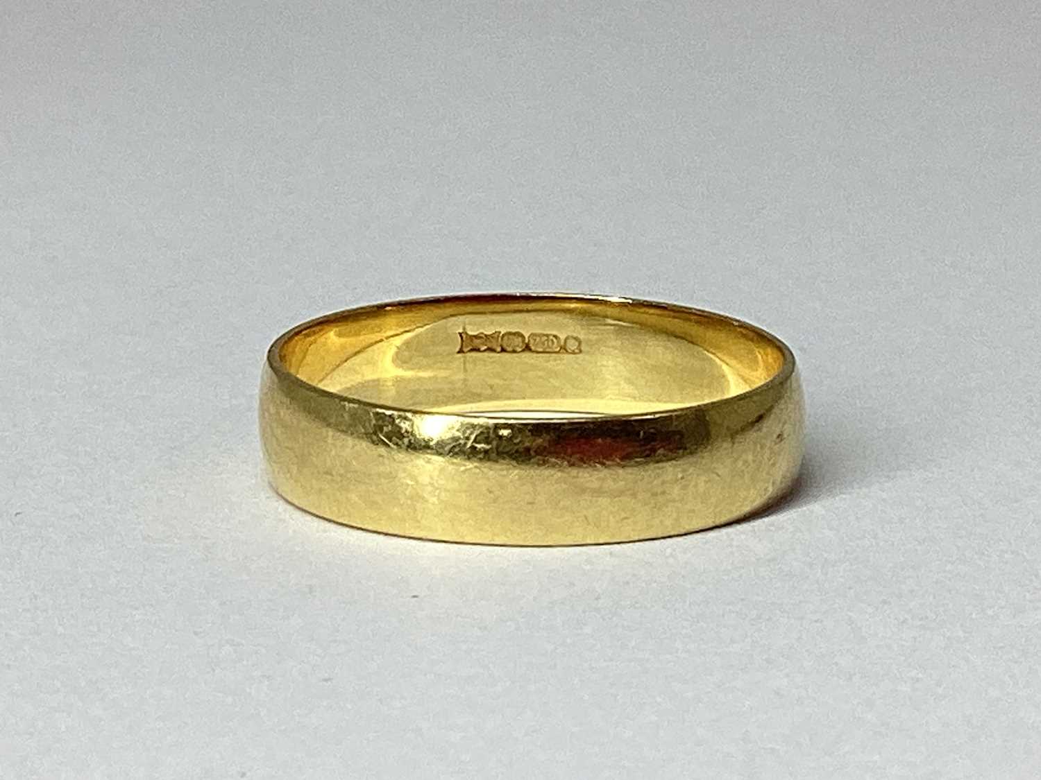 Lot 71 - A Plain Wedding Band, stamped "750" (finger...