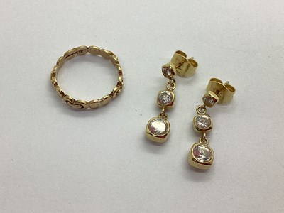 Lot 153 - A Dainty Textured Ring, stamped "375" (finger...