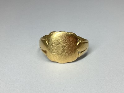 Lot 104 - An 18ct Gold Signet Ring, (broken/cut), with...