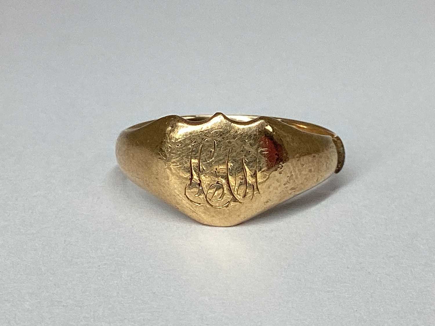 Lot 74 - A 9ct Gold Signet Ring, (broken/cut), with...