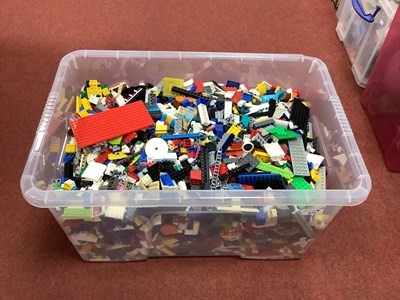 Lot 672 - A quantity of predominantly loose Lego and...
