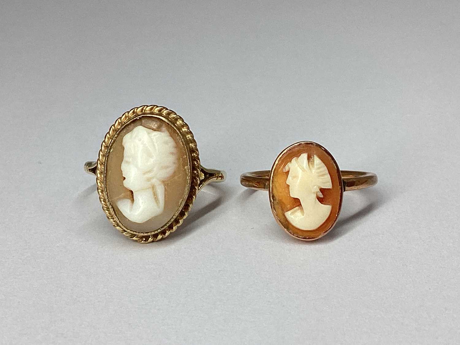 Lot 83 - A 9ct Gold Shell Carved Cameo Ring, the oval...