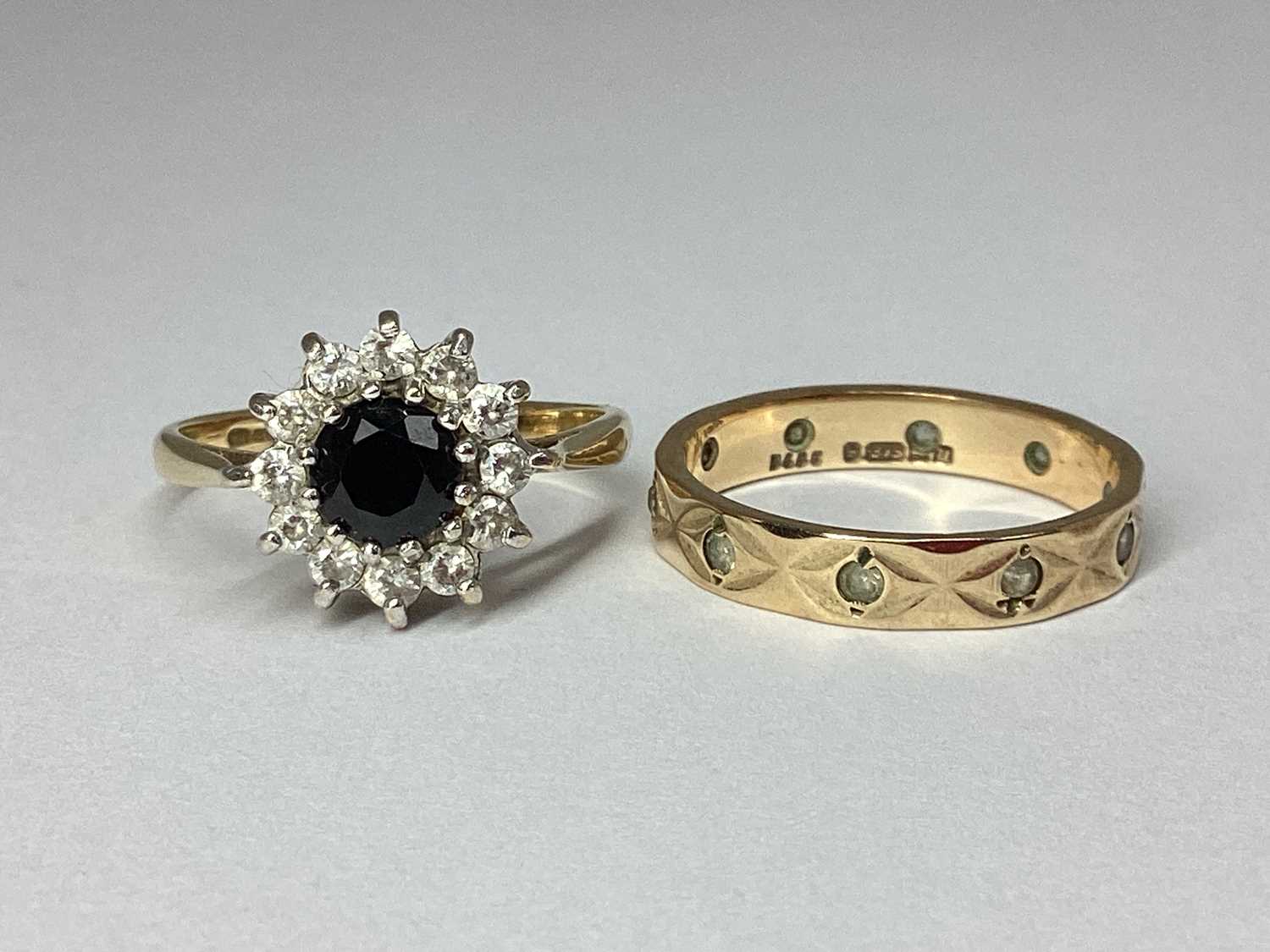 Lot 89 - A 9ct Gold Circular Flowerhead Style Cluster...