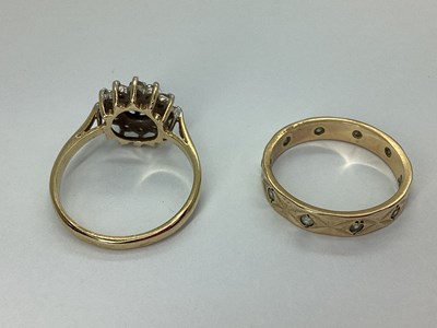 Lot 89 - A 9ct Gold Circular Flowerhead Style Cluster...