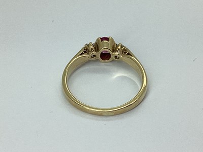 Lot 90 - A 9ct Gold Three Stone Ring, the oval half...
