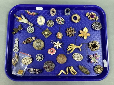 Lot 198 - A Collection of Vintage and Later Brooches,...