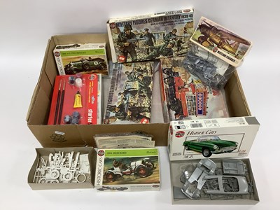 Lot 604 - Eight Airfix 1:32 and 1:72 Scale plastic...