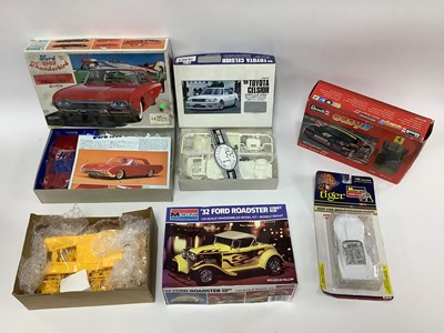Lot 594 - Five 1:24 and 1:32 Scale plastic kits by...