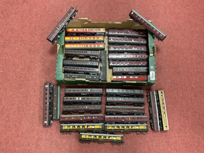 Lot 441 - Approximately thirty 00 gauge steam era...