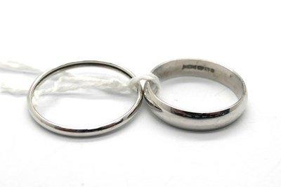 Lot 293 - A 9ct White Gold Plain Wedding Band, (finger...