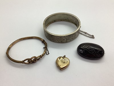 Lot 172 - A Victorian Jet Mourning Brooch, the oval...
