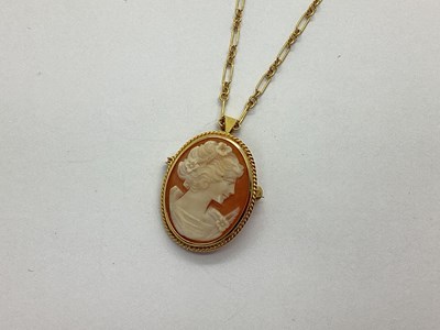 Lot 122 - An Oval Shell Carved Cameo Pendant/Brooch,...