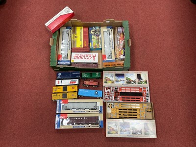Lot 360 - Approximately twenty HO scale American freight...