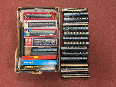 Lot 362 - Approximately twenty-four 00 gauge coaches...
