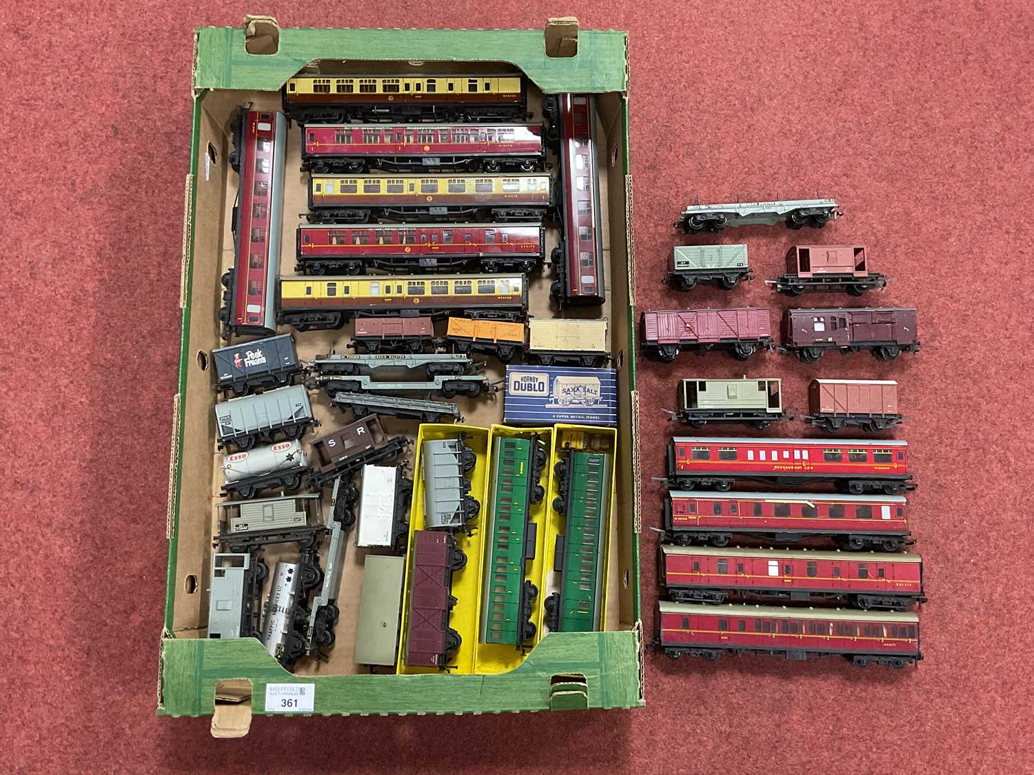 Lot 361 - Approximately thirty-nine items of...