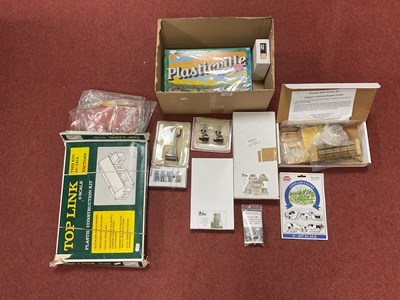 Lot 490 - A collection of O gauge (7mm scale) building...