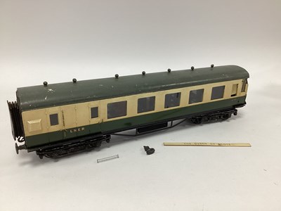 Lot 694 - A boxed Leeds Model Company green and cream...