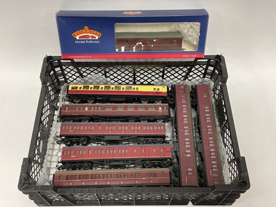 Lot 551 - Eight 00 coaches: a Hornby Maunsell Brake...