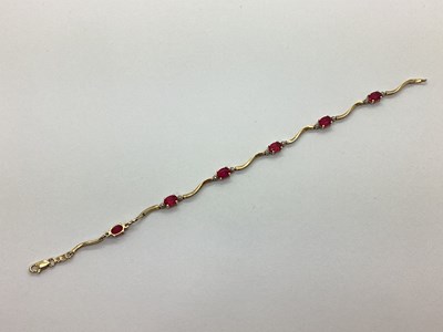 Lot 112 - A 9ct Gold Oval Claw Set Bracelet, the...