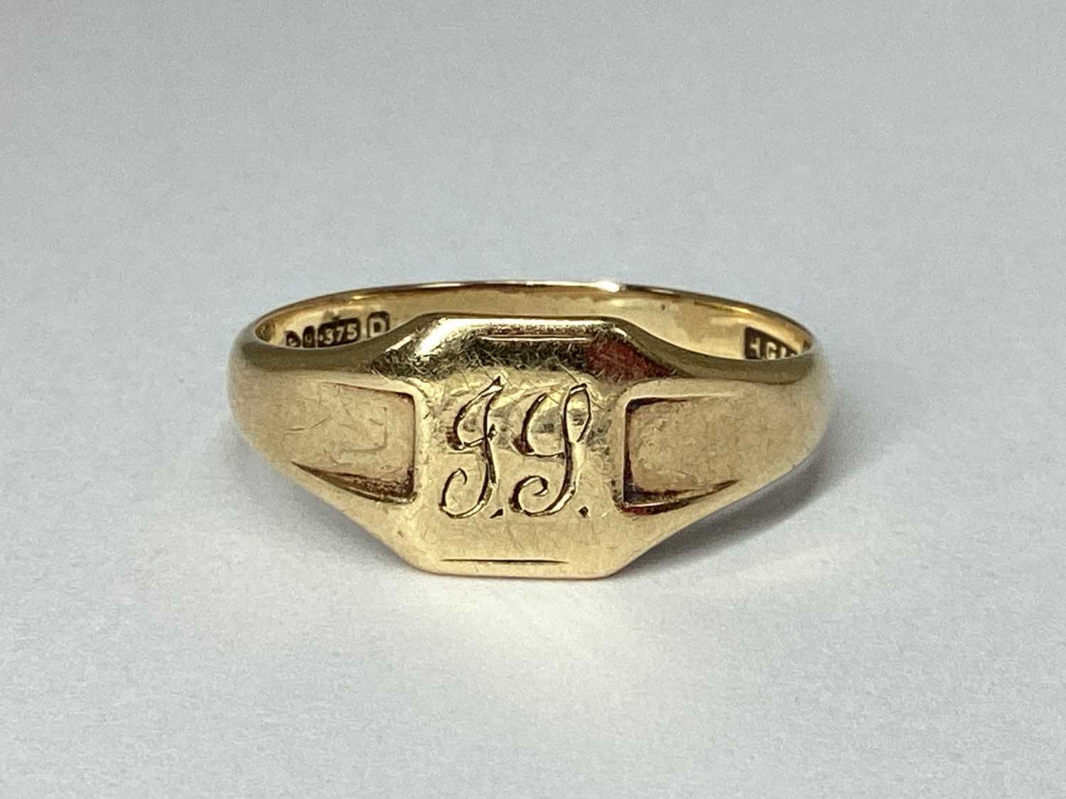 Lot 87 - A Chester Hallmarked 9ct Gold Signet Ring, the...