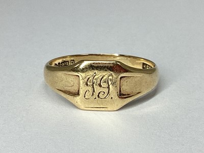 Lot 87 - A Chester Hallmarked 9ct Gold Signet Ring, the...