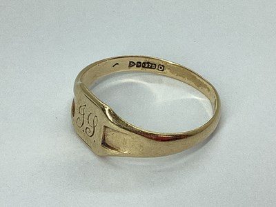 Lot 87 - A Chester Hallmarked 9ct Gold Signet Ring, the...