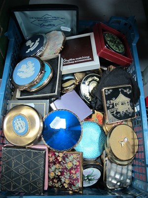 Lot 1078 - Quantity of compacts, with various sizes and...