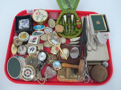 Lot 1293 - Vintage vanity items and boudoir accessories,...