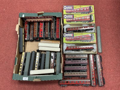 Lot 433 - Thirty Hornby Dublo 'OO' Gauge/4mm Unboxed...