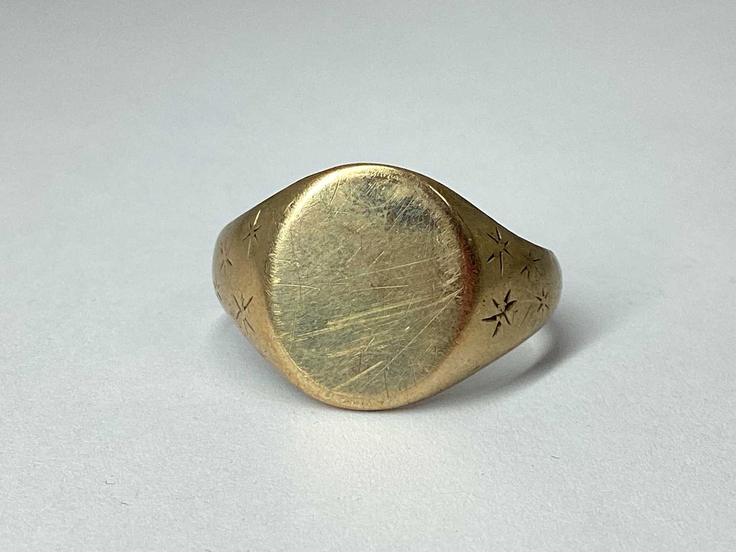 Lot 92 - A 9ct Gold Gent's Signet Ring, with plain oval...