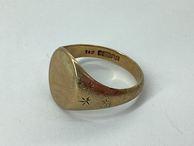 Lot 92 - A 9ct Gold Gent's Signet Ring, with plain oval...