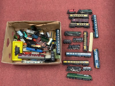 Lot 442 - A Quantity of 'OO' Model Railway by Triang and...
